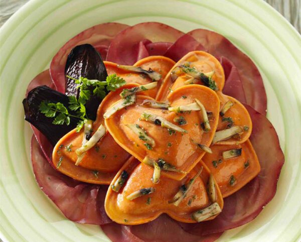 Cuori al pomodoro con basilico e mozzarella