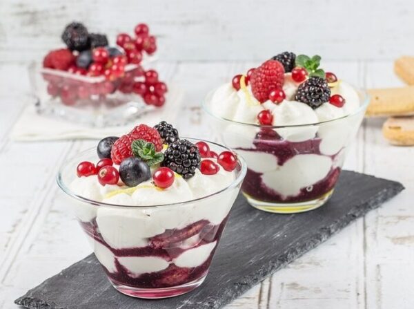 Mousse di mascarpone e yogurt  greco con frutti di bosco