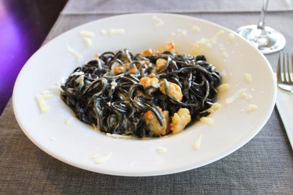 Spaghetti neri ai ricci di mare