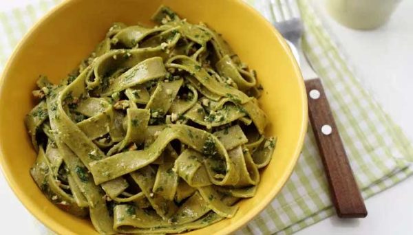 Tagliatelle di spinaci al pesto di alghe